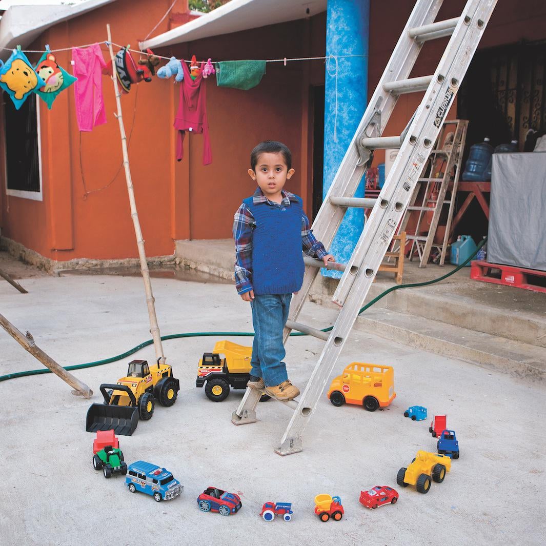 Abel, 4 tuổi, Nopaltepec, Mexico. Còn cậu bé này thì có được ước mơ của mọi bé trai.