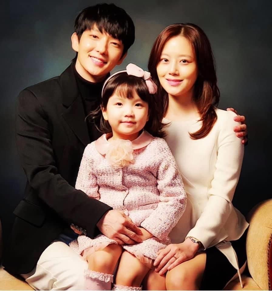 Jung Seo Yeon sinh năm 2014, được cư dân mạng ưu ái gọi là Nữ phụ hot nhất màn ảnh Hàn sau vai diễn bé Eun Ha trong Flower of Evil (2020). Cô bé 7 tuổi chinh phục khán giả nhờ lối diễn xuất tự nhiên, kết hợp ăn ý với cặp đôi chính là Moon Chae Won và Lee Jun Ki.