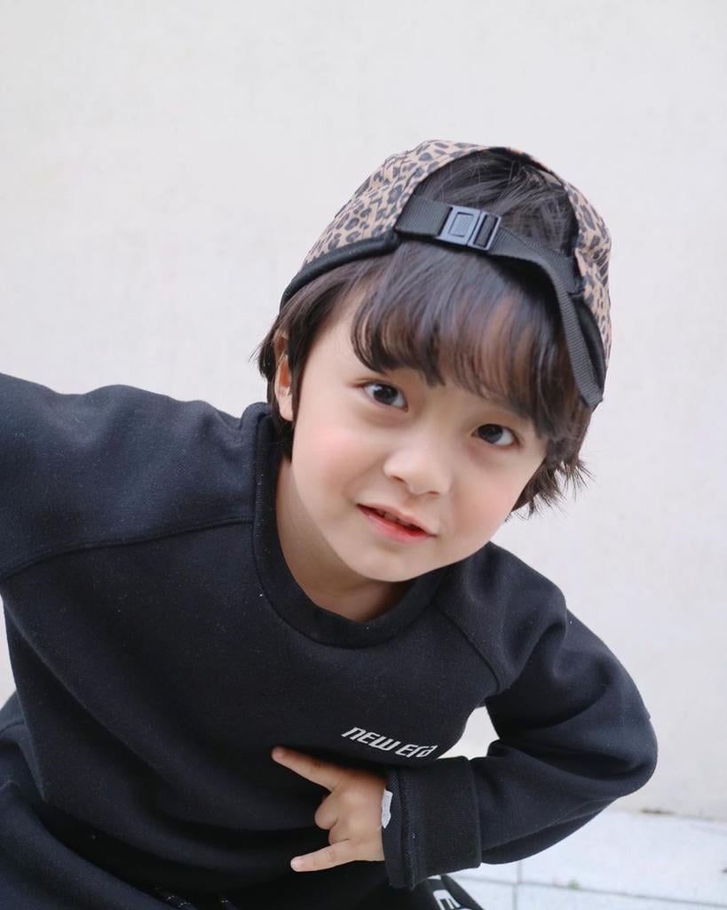Còn đây là ngoại hình thật của cậu bé sau khi Hi, Bye Mama đóng máy. Có thể nói dùng là trai hay gái thì Woo Jin vẫn quá đáng yêu và xinh xắn.