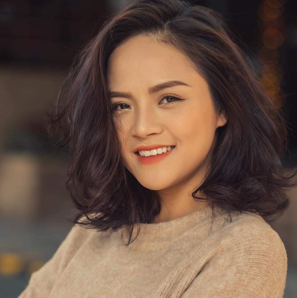 Xuất thân là diễn viên kịch, Thu Quỳnh (SN 1985) cũng được khán giả khen rất nhiều về diễn xuất. Cô có ngoại hình đẹp, khả năng diễn xuất bằng mắt rất tốt và phong cách diễn đa dạng. Với nhiều khán giả thì điểm trừ duy nhất của cô nàng chính là khả năng đọc thoại. Thu Quỳnh ghi dấu ấn với vai My Sói (Quỳnh búp bê), Huệ (Về nhà đi con)...