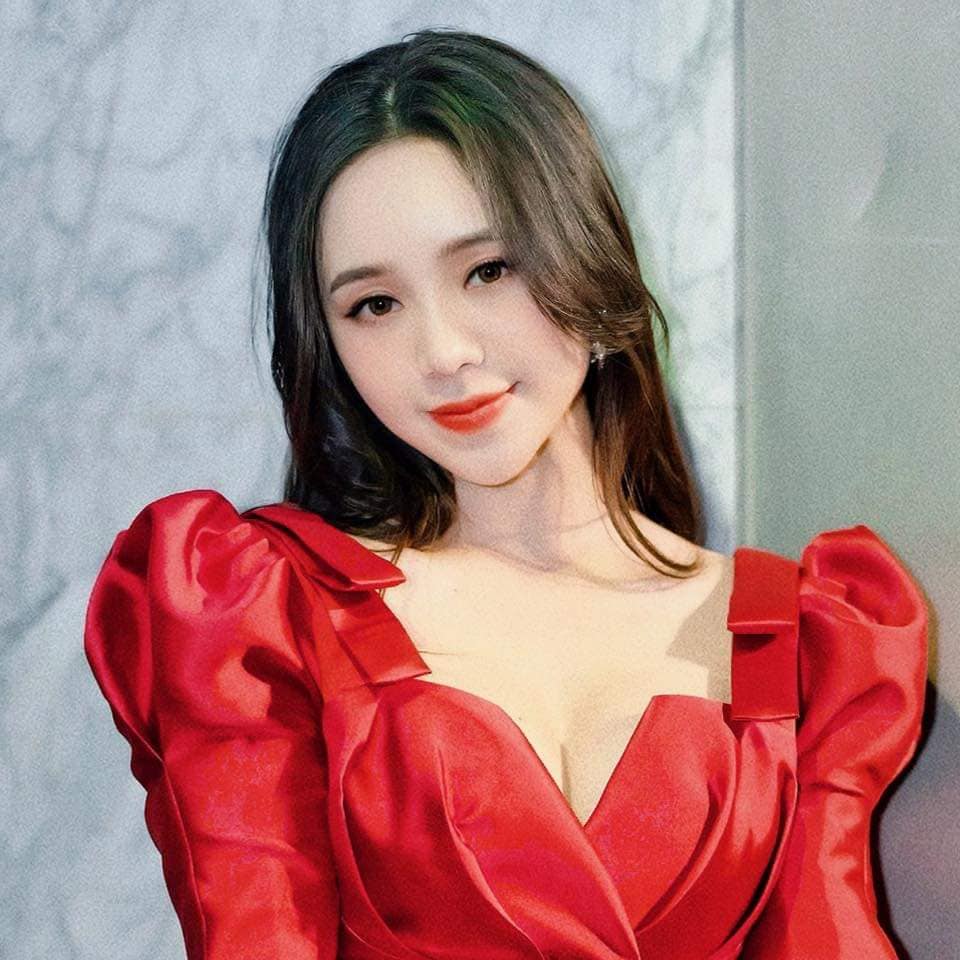 Nữ diễn viên sinh năm 1995 có sự tiến bộ rõ rệt trong diễn xuất. Cô ghi điểm với các vai diễn như Đào - Quỳnh búp bê; Nguyệt Anh - Nàng dâu order; Ngọc - Đừng bắt em phải quên. Tuy nhiên, điểm trừ lớn nhất của Quỳnh Kool giọng thoại.