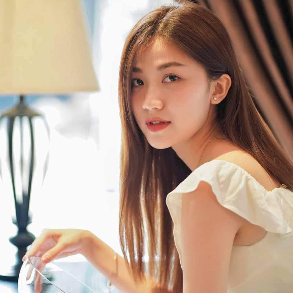 Nữ diễn viên sinh năm 1996 từng được chú ý với các vai Nguyên An - Cả một đời ân oán,  Mai - Những cô gái trong thành phố; Trà - Hoa hồng trên ngực trái. Cô được đánh giá là xinh đẹp, diễn tròn vai.