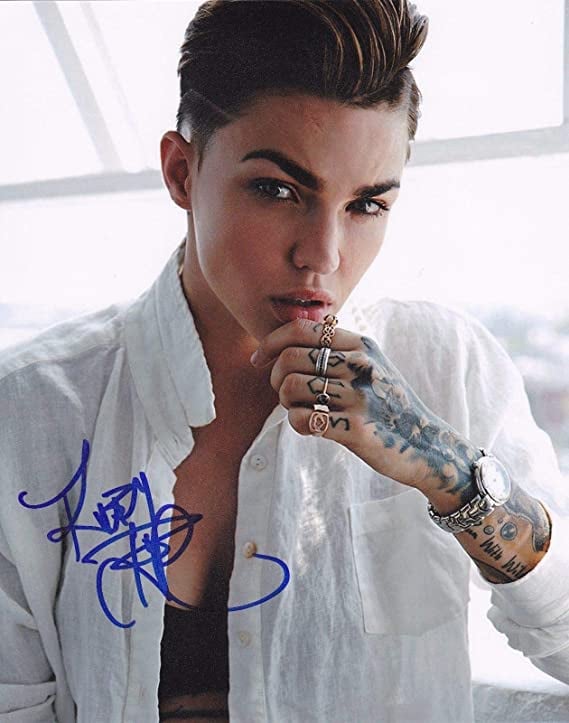 Ruby Rose (1986). Khán giả nhận xét nữ diễn viên này còn cool ngầu, cá tính và 'menly' hơn cả con trai. Chắc chắn cô gái nào cũng phải đổ rạp sau khi xem được khoảnh khắc Rose đá lông nheo và cười mỉm.