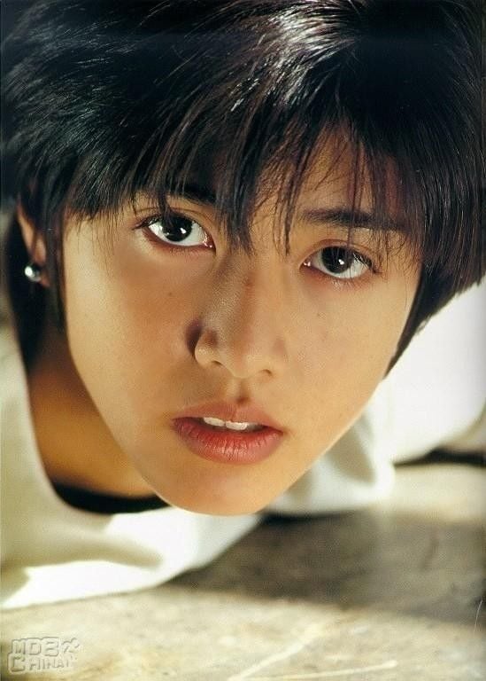 Uchida Yuki (1975). Nữ diễn viên mở ra trào lưu cắt tóc tém cho các mỹ nhân Hong Kong.