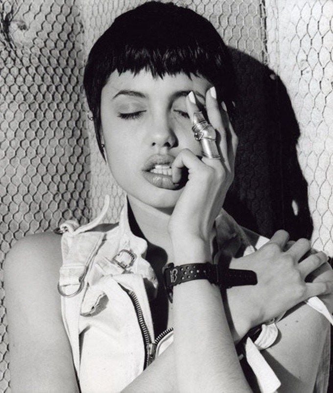 Angelina Jolie (1975). Nữ minh tinh từng giả trai trong phim Salt (2010) và có tạo hình tomboy cá tính trong phim Hackers năm 1995. Tuy nhiên, khán giả cho rằng vẻ đẹp của Angelina là vẻ đẹp quyến rũ, u mê chứ không phải đẹp phi giới tính.