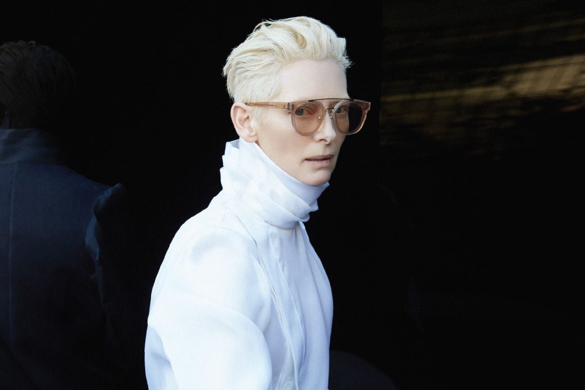 Tilda Swinton (1960) được khán giả nhận xét là có thần thái không giống người thường. Bà sở hữu những đường nét cuốn hút và cực kỳ hợp khi làm người mẫu đại diện cho các hãng thời trang.