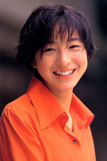 Ryoko Hirosue (1980). Nữ diễn viên Nhật Bản sở hữu gương mặt baby và nụ cười 'duyên hết phần thiên hạ'. Dù trong hình tượng nam hay nữ, cô vẫn giống một đứa trẻ hồn nhiên, đáng yêu, bất chấp tuổi tác.