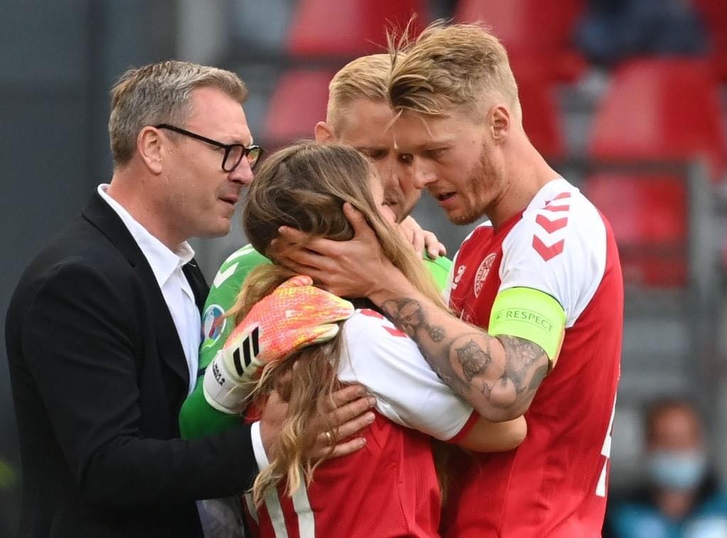 Hình ảnh vợ Eriksen vượt rào xuống sân khi nghe tin chồng đột quỵ 5 Hình ảnh vợ Eriksen vượt rào xuống sân khi nghe tin chồng đột quỵ 5
