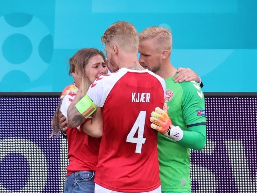 Hình ảnh vợ Eriksen vượt rào xuống sân khi nghe tin chồng đột quỵ 6 Hình ảnh vợ Eriksen vượt rào xuống sân khi nghe tin chồng đột quỵ 6
