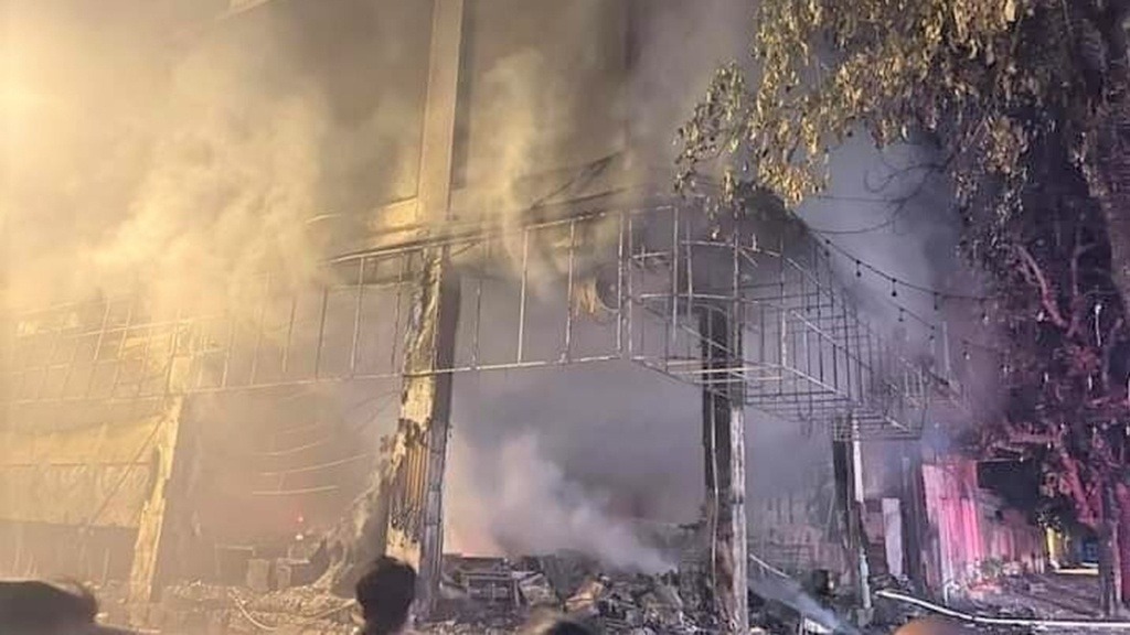 Ngay sau khi phát hiện hỏa hoạn, người dân khu vực đã gọi cứu hỏa nhưng 6 người bên trong ngôi nhà không kịp thoát ra ngoài. Ảnh: Thanh niên Ngay sau khi phát hiện hỏa hoạn, người dân khu vực đã gọi cứu hỏa nhưng 6 người bên trong ngôi nhà không kịp thoát ra ngoài. Ảnh: Thanh niên