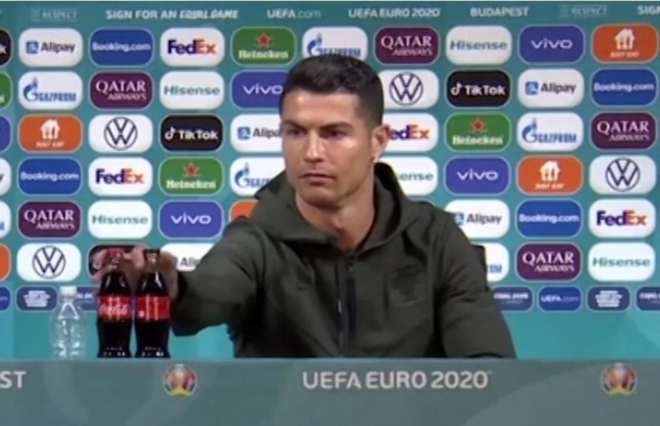 Ronaldo 'phũ' Coca-cola khiến nhà tài trợ 'bay' ngay 4 tỷ USD 1 Ronaldo 'phũ' Coca-cola khiến nhà tài trợ 'bay' ngay 4 tỷ USD 1