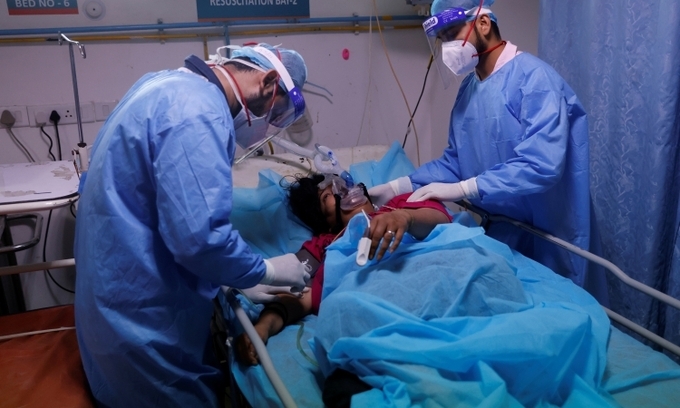 Nhân viên y tế điều trị cho bệnh nhân Covid-19 tại New Delhi, Ấn Độ. Ảnh: Reuters Nhân viên y tế điều trị cho bệnh nhân Covid-19 tại New Delhi, Ấn Độ. Ảnh: Reuters