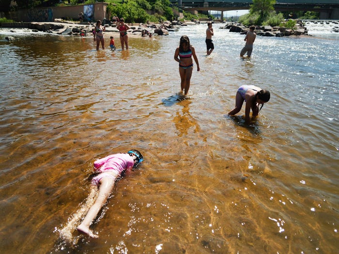 Nắng nóng kỷ lục, người Mỹ lay lắt tìm đến các nguồn nước hạ nhiệt 7