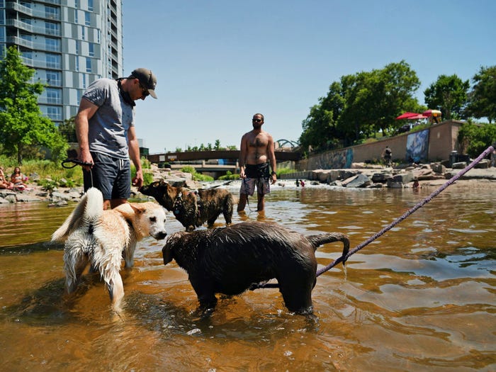 Nắng nóng kỷ lục, người Mỹ lay lắt tìm đến các nguồn nước hạ nhiệt 4