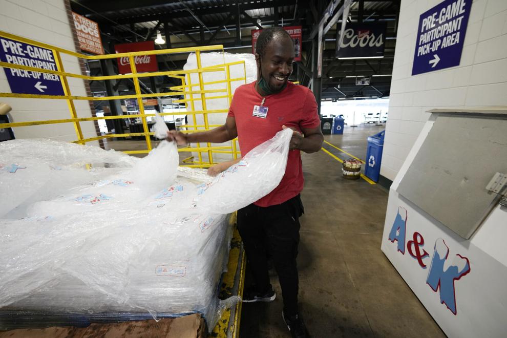 Christopher Orji chất các túi đá vào tủ đông để chuẩn bị cho một trận đấu bóng chày sắp diễn ra giữa nhiệt độ hơn 38 độ C. Ảnh: AP Christopher Orji chất các túi đá vào tủ đông để chuẩn bị cho một trận đấu bóng chày sắp diễn ra giữa nhiệt độ hơn 38 độ C. Ảnh: AP