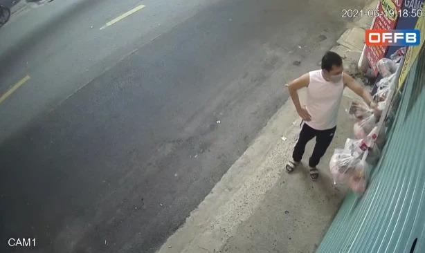 Thanh niên tiến điểm quà từ thiện cho người nghèo, lướt một lượt rồi lấy đi 4 túi quà. Ảnh cắt từ clip Thanh niên tiến điểm quà từ thiện cho người nghèo, lướt một lượt rồi lấy đi 4 túi quà. Ảnh cắt từ clip