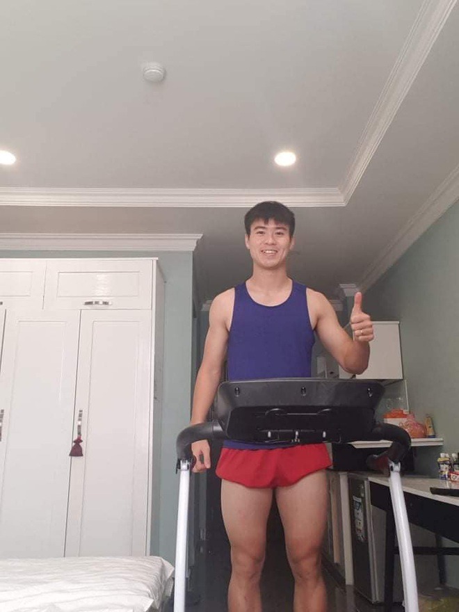 Đỗ Duy Mạnh rất tích cực tập luyện trong những ngày cách ly. Trước đây, anh thường bị fan trêu là 'bụng nước lèo' nhưng với tinh thần thể dục thể thao như thế này thì nhiều người đoán đằng sau lớp áo kia cũng đang lấp ló vài múi sầu riêng.