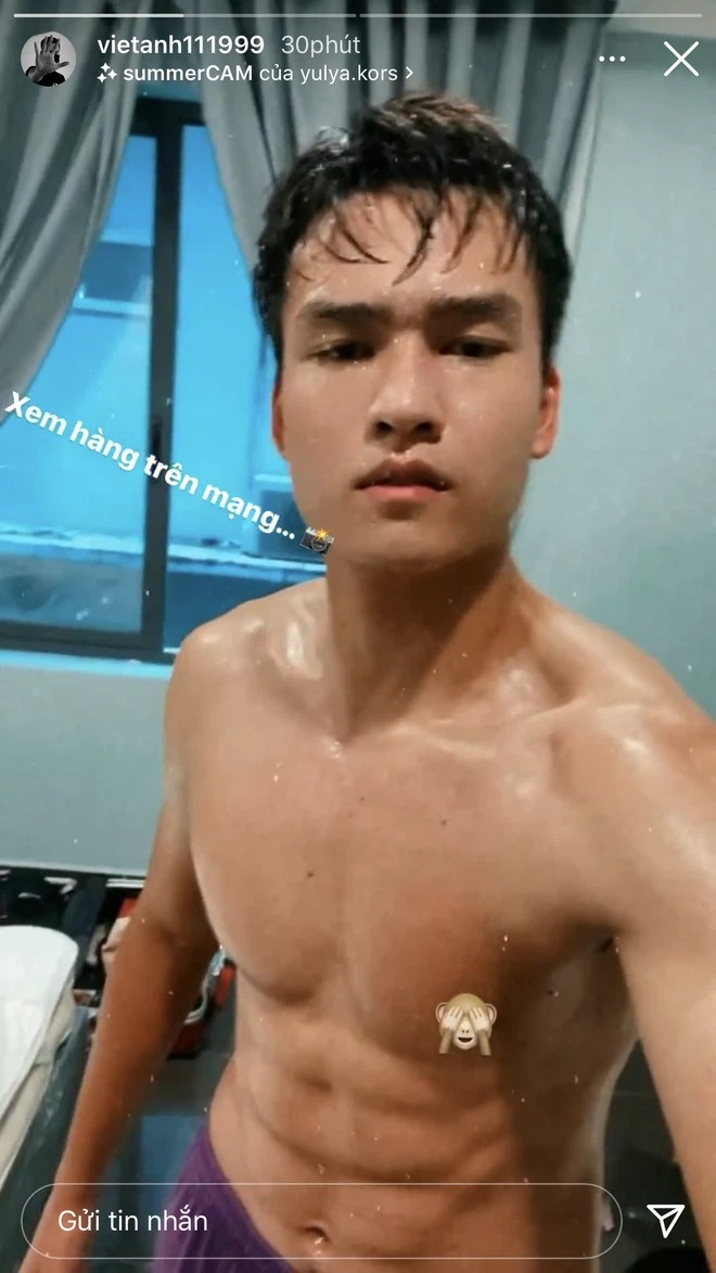 Trung vệ Bùi Hoàng Việt Anh khoe trọn body 6 múi cùng những giọt mồ hôi gợi cảm. Chắc chắn nhiều fan nữ sẽ phải hú hét khi nhìn thấy hình ảnh này.