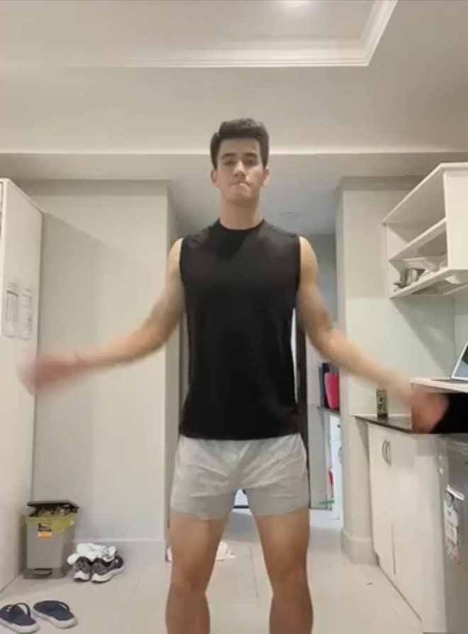 Tiến Linh dù không cởi bỏ áo nhưng vẫn không thể che giấu thân hình cực phẩm đằng sau. Đây chính là minh chứng cho câu 'Tích cực quay dây, có ngay 8 múi'.