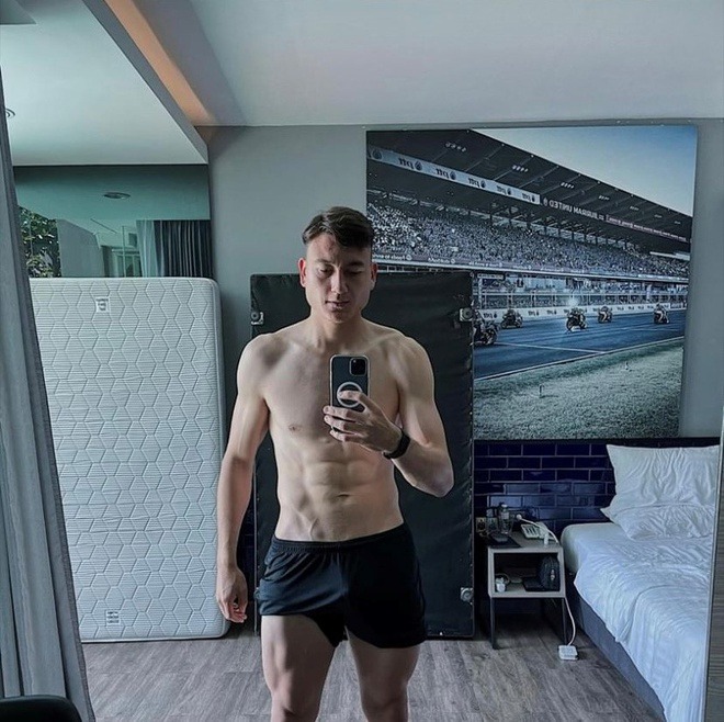 Không thể góp mặt trong đội hình đến Dubai thi đấu đợt vừa rồi nhưng Lâm Tây vẫn theo dõi và cổ vũ hết mình cho đội nhà. Hôm qua, anh đăng bức ảnh này lên story đủ khiến fan nữ bấn loạn.