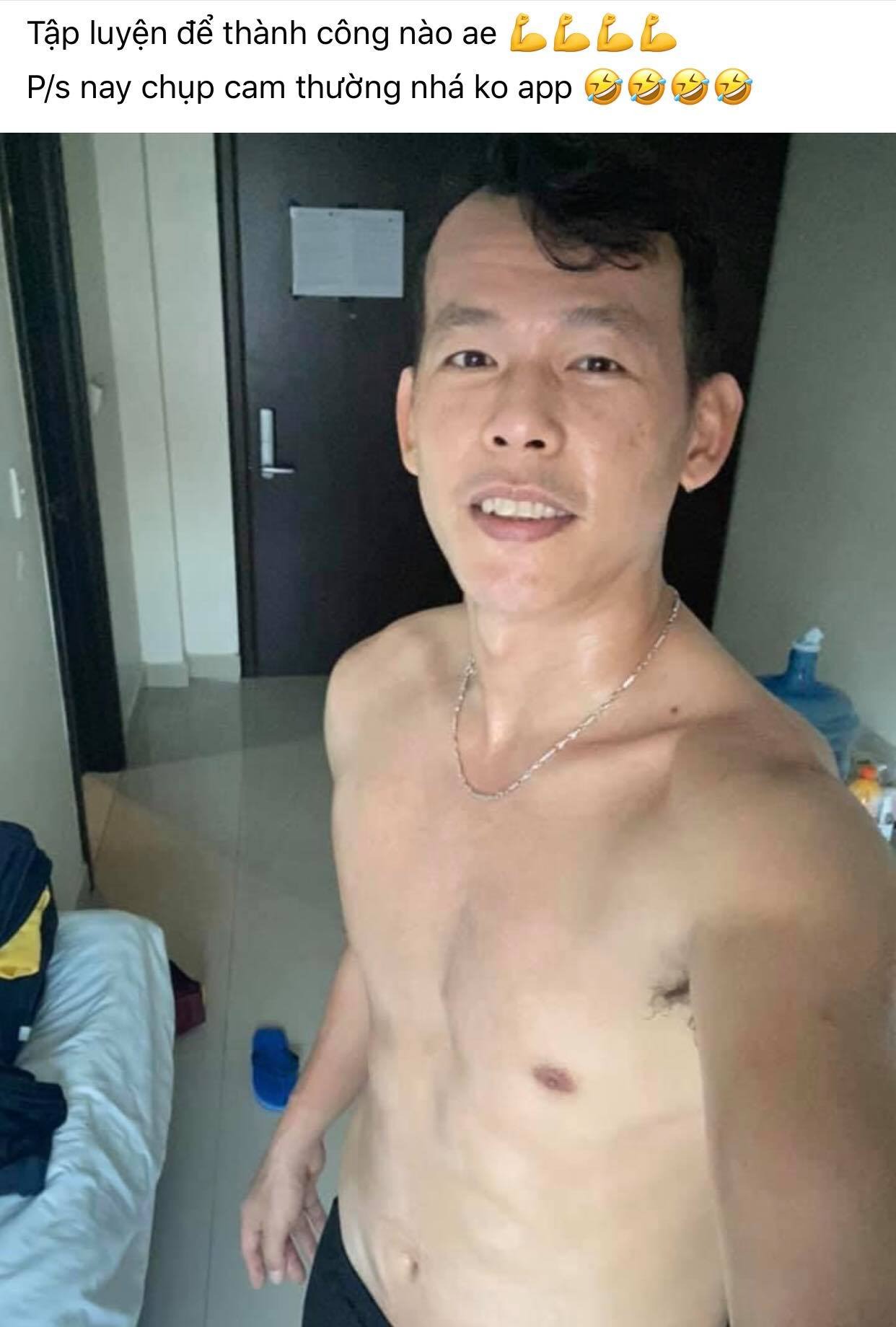 'Ông chú' thủ môn Bùi Tấn Trường khoe thân hình rắn chắc trong quãng thời gian cách ly. Không những chăm chỉ luyện tập, anh còn thường xuyên đăng ảnh để spam người hâm mộ mấy ngày gần đây.