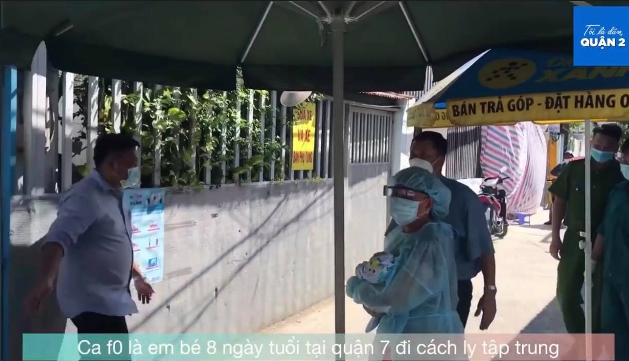 Em bé được bà bế ra xe đi cách ly. Ảnh chụp màn hình Em bé được bà bế ra xe đi cách ly. Ảnh chụp màn hình