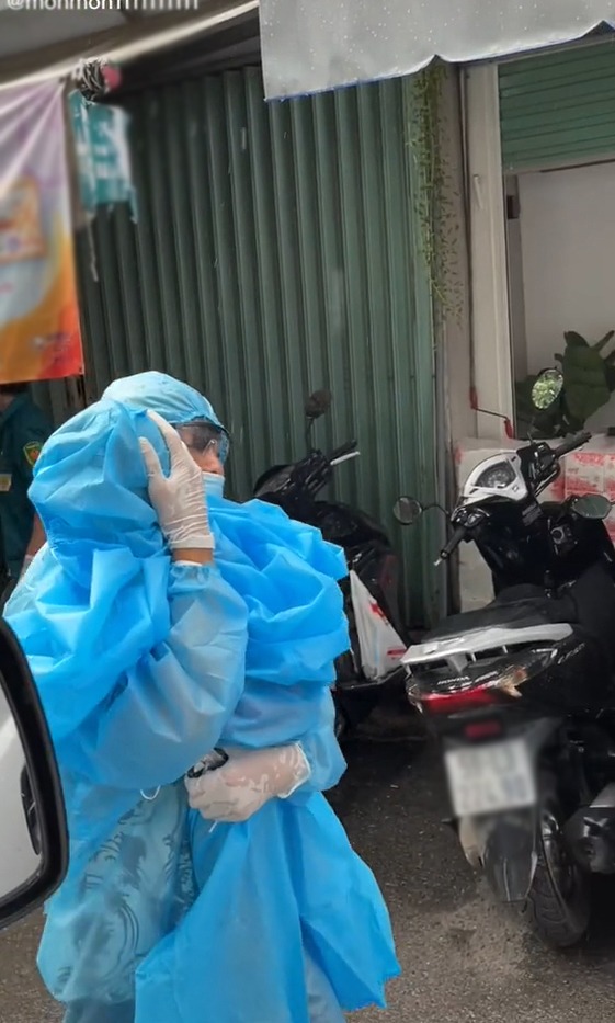 Em bé được bố bế đi cách ly giữa trời mưa. Ảnh chụp màn hình Em bé được bố bế đi cách ly giữa trời mưa. Ảnh chụp màn hình