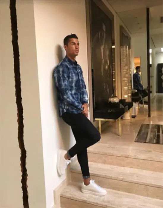 Mãn nhãn trước biệt thự khổng lồ của Cristiano Ronaldo tại Italy 12
