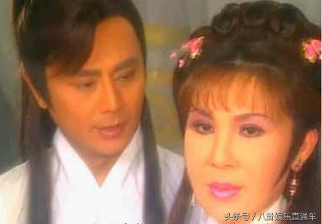 Trùm cuối trong danh sách này không ai khác chính là 'nha đầu ngốc' Dương Quân Quân. Trong phim 'Tây Môn hận', bà vào vai thiếu nữ khi đã 37 tuổi nhưng tạo hình già chát khiến khán giả chấn động. Đến tận bây giờ bức hình của bà và biệt danh 'nha đầu ngốc' vẫn được CĐM dùng làm meme trên nhiều mặt trận.