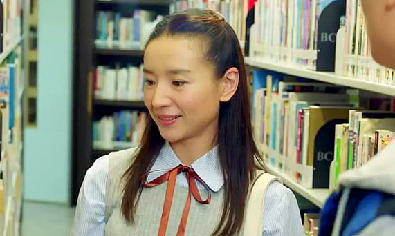 Đây là tạo hình của Đổng Khiết trong 'One dream one home'. Để khiến mình trẻ trung đúng với tuổi 18 của nhân vật, nữ diễn viên đã trang điểm nhẹ nhàng, cột tóc ngây thơ thế nhưng mọi khuyết điểm trên gương mặt của một phụ nữ U40 đều lộ rõ.