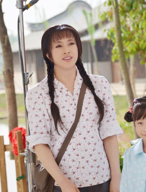 Lưu Hiểu Khánh có khá nhiều vai diễn cưa sừng làm nghé. Diễn xuất của bà thì khỏi phải bàn nhưng việc hóa thân vào những nhân vật trẻ lại khiến người xem giật mình. Trong 'Tùy Đường anh hùng 3' bà đóng vai một thiếu nữ trăng tròn, đóng cặp cùng bạn diễn trẻ hơn mình 21 tuổi. Trong 'Tôi có một giấc mơ', bà cũng thắt tóc 2 bím để diễn vai thiếu nữ.