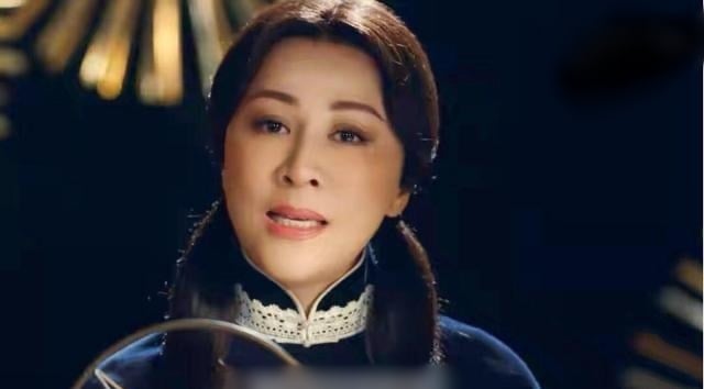 Trong phim 'Bán sinh duyên', Lưu Gia Linh vào vai Cố Mạn Lộ 20 tuổi trong khi ngoài đời, nữ diễn viên đã ngoài 52. Để hack tuổi, Lưu Gia Linh cố tình buộc tóc 2 bên, có những biểu cảm của thiếu nữ nhưng vẫn không thể xóa đi khoảng cách 32 tuổi giữa diễn viên và nhân vật.