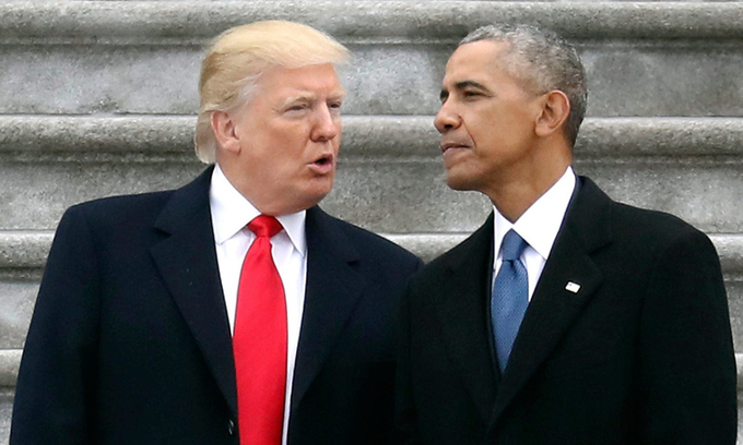 Cựu ổng thống Donald Trump (trái) và cựu tổng thống Barack Obama tại Đồi Capitol. Ảnh: AP Cựu ổng thống Donald Trump (trái) và cựu tổng thống Barack Obama tại Đồi Capitol. Ảnh: AP
