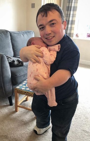 Bé Olivia chào đời dưới niềm hân hoan của cả gia đình. Ảnh: Dailymail Bé Olivia chào đời dưới niềm hân hoan của cả gia đình. Ảnh: Dailymail