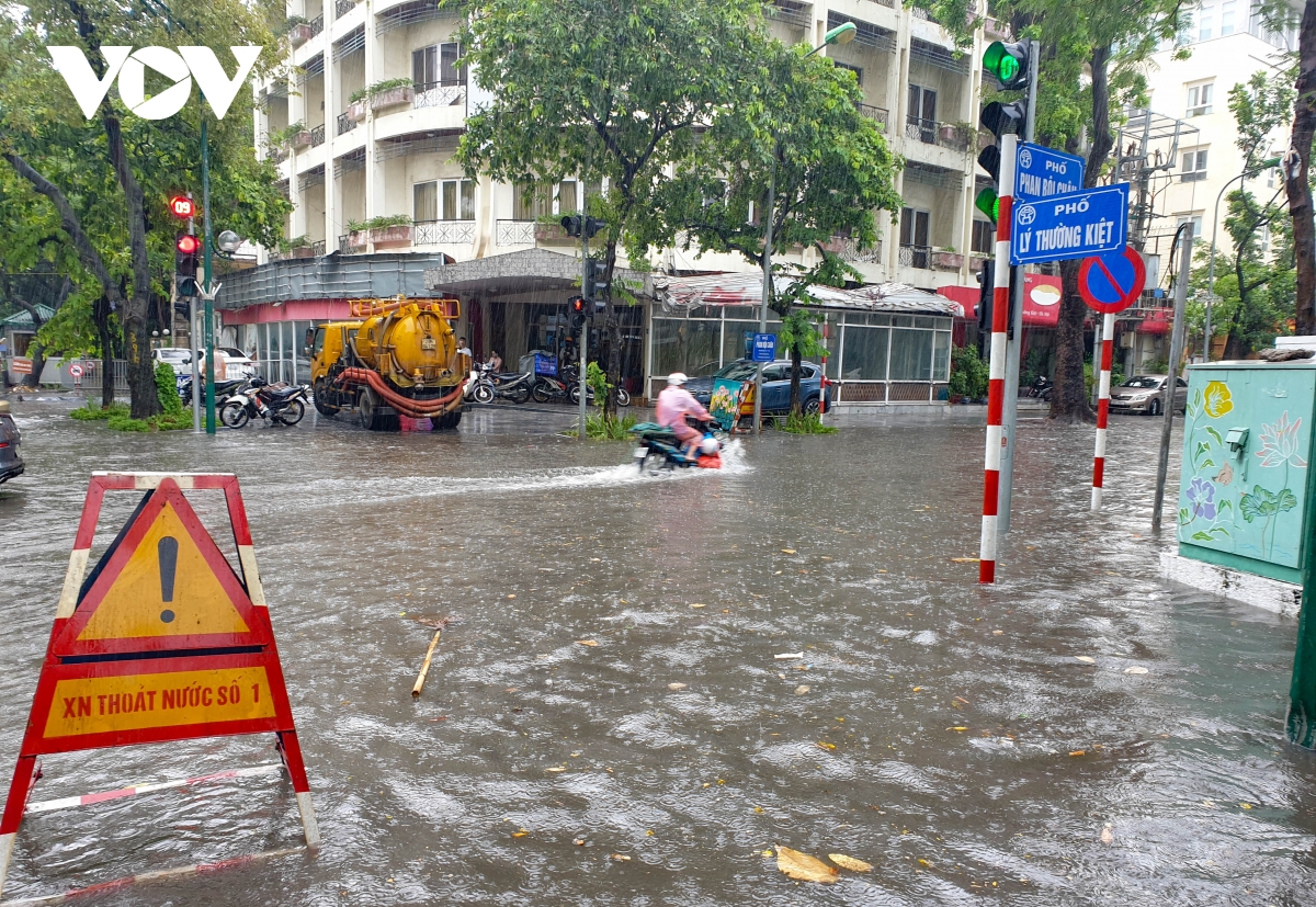 Hà Nội đón 'mưa vàng' giải nhiệt, người dân 'bơi' bì bõm trên đường 8 Hà Nội đón 'mưa vàng' giải nhiệt, người dân 'bơi' bì bõm trên đường 8