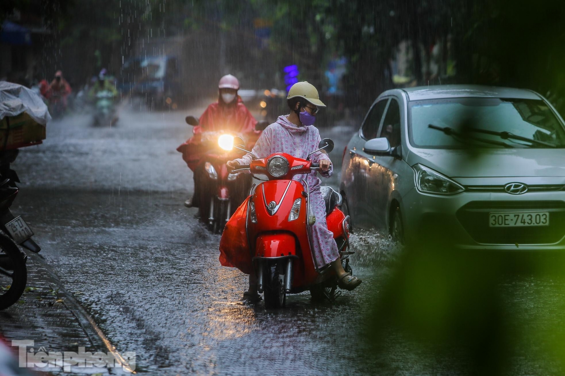 Hà Nội đón 'mưa vàng' giải nhiệt, người dân 'bơi' bì bõm trên đường 7