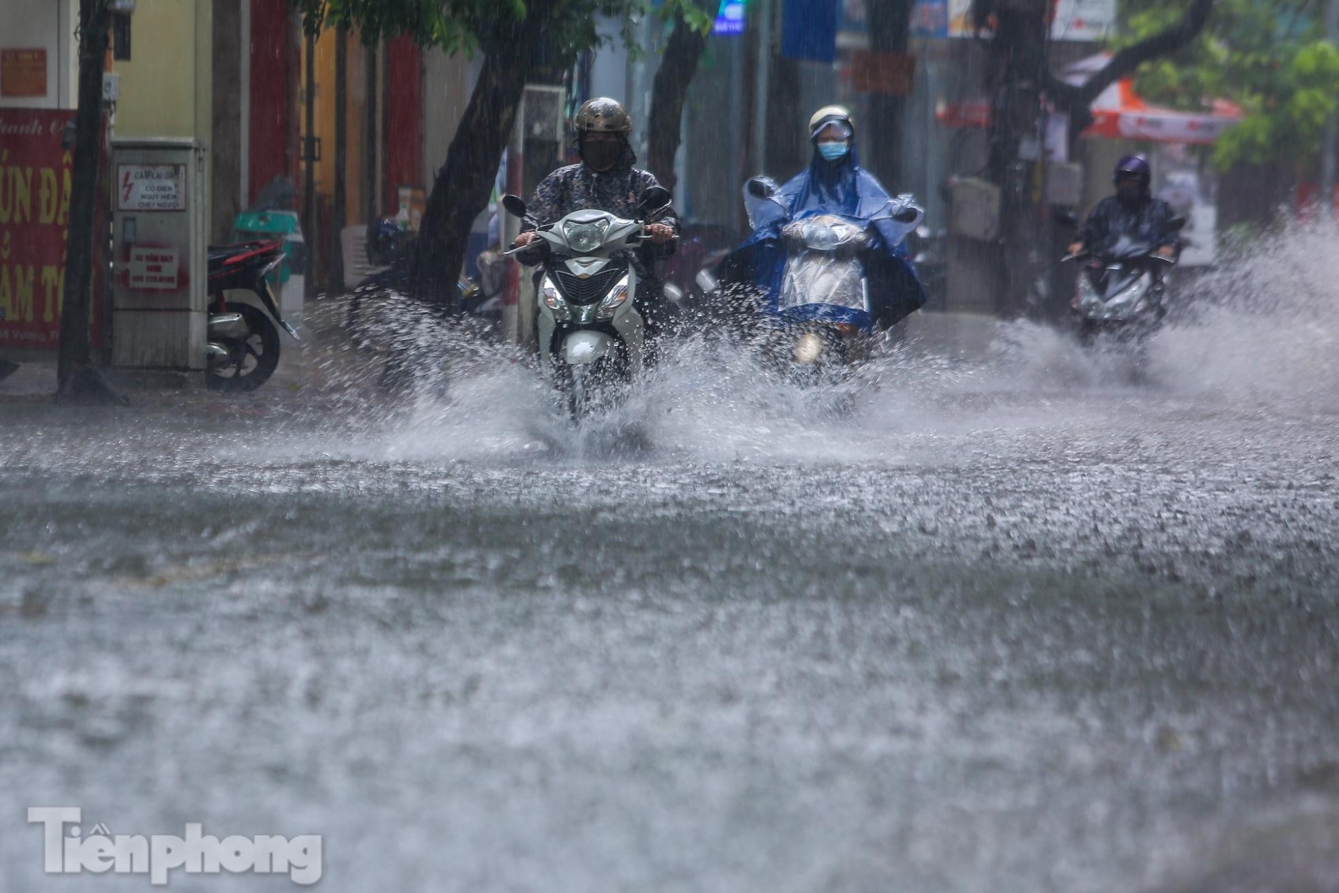 Hà Nội đón 'mưa vàng' giải nhiệt, người dân 'bơi' bì bõm trên đường 6