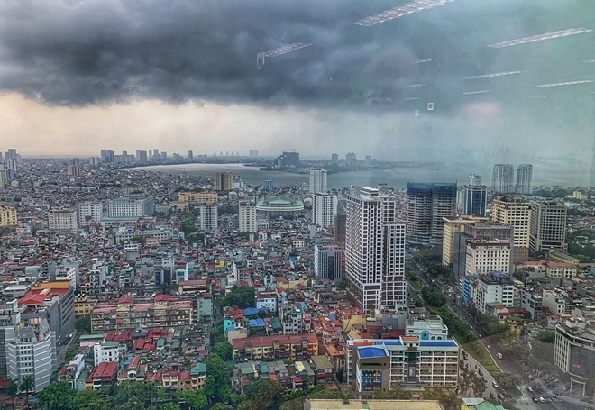 Hà Nội đón 'mưa vàng' giải nhiệt, người dân 'bơi' bì bõm trên đường 4 Hà Nội đón 'mưa vàng' giải nhiệt, người dân 'bơi' bì bõm trên đường 4