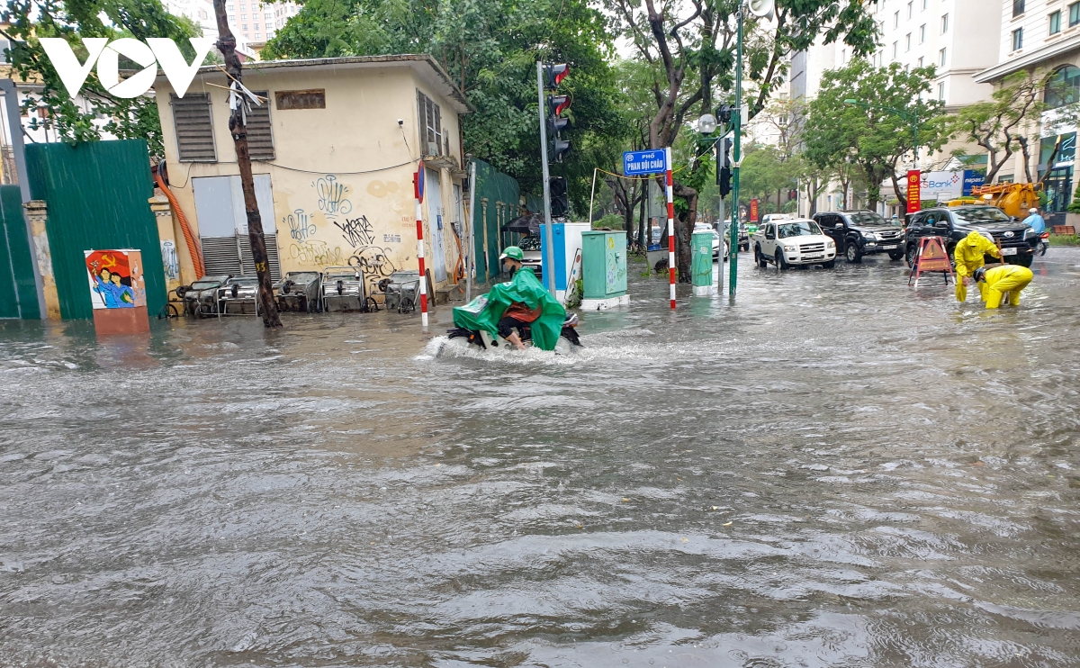 Hà Nội đón 'mưa vàng' giải nhiệt, người dân 'bơi' bì bõm trên đường 1 Hà Nội đón 'mưa vàng' giải nhiệt, người dân 'bơi' bì bõm trên đường 1