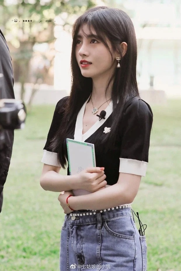Cúc Tịnh Y cover 'Ring Ring Ring' trong phòng tắm, netizen soi ra điểm bất thường 4 Cúc Tịnh Y cover 'Ring Ring Ring' trong phòng tắm, netizen soi ra điểm bất thường 4