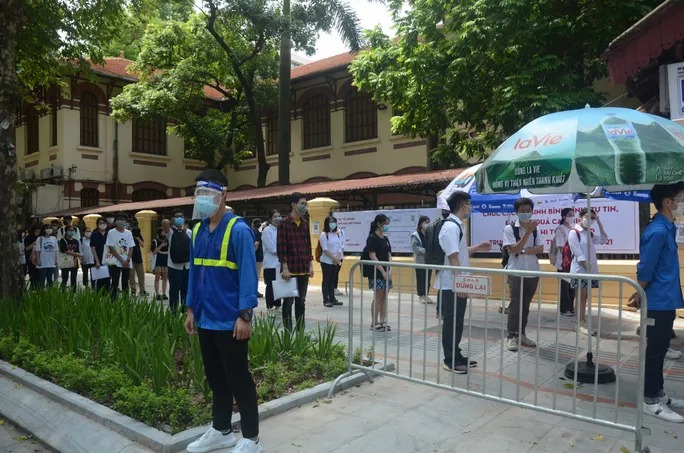 Thí sinh làm thủ tục dự thi tại Hội đồng thi trường THPT Trần Phú, Hà Nội. Ảnh: NLĐ Thí sinh làm thủ tục dự thi tại Hội đồng thi trường THPT Trần Phú, Hà Nội. Ảnh: NLĐ