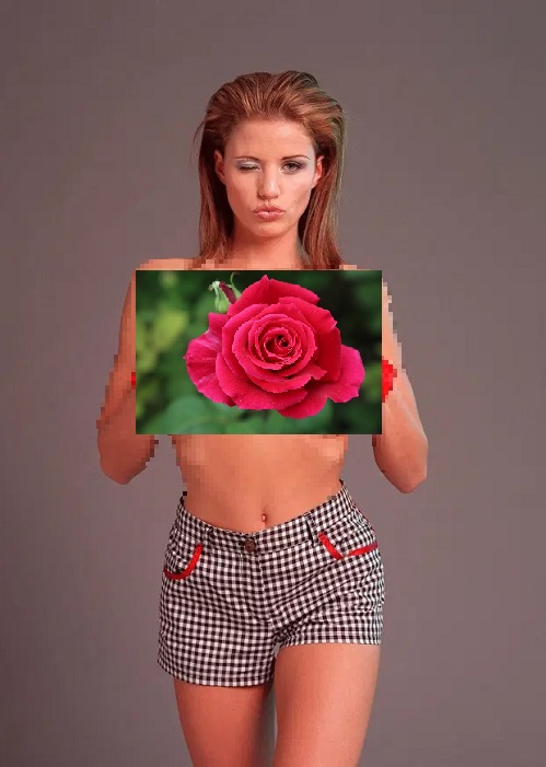 Năm 1999, Katie bắt đầu trang điểm nhiều hơn và nâng cấp vòng 1. Ảnh: Getty