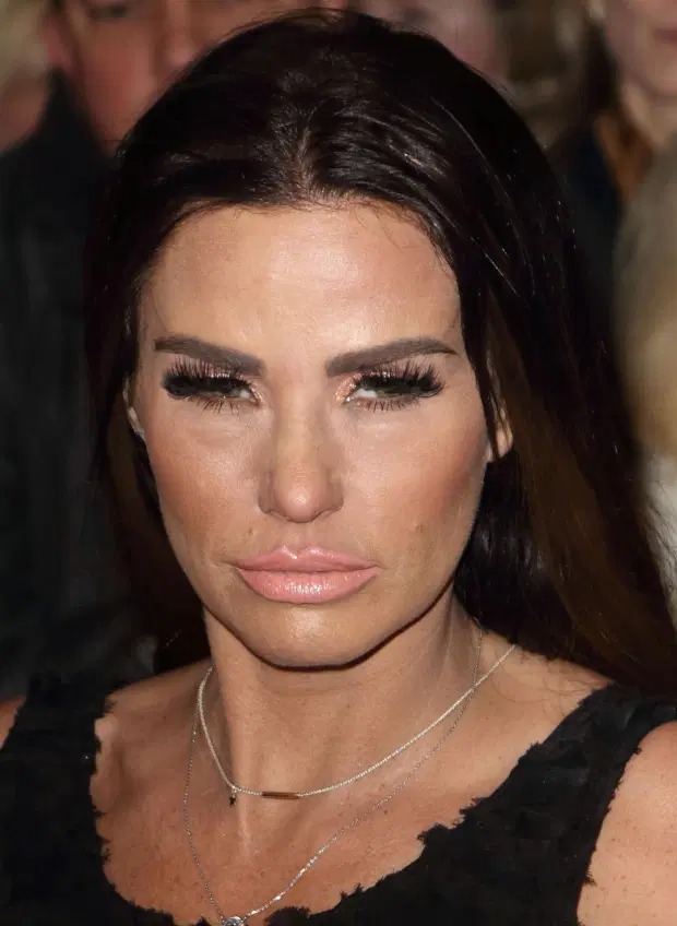 Người ta gần như không thể nhận ra Katie khi cô có mặt tại Giải thưởng truyền hình quốc gia năm 2018. Ảnh: Capital Pictures