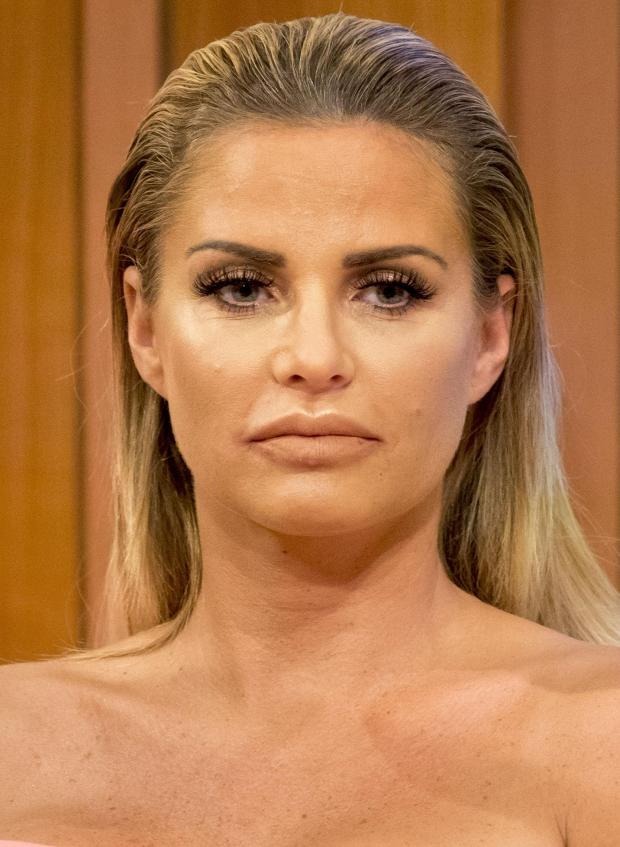 Katie khoe bờ môi đầy đặn hơn khi xuất hiện trên truyền hình, đồng thời gương mặt cũng mịn màng và sáng bóng hơn vào năm 2016. Ảnh: Rex