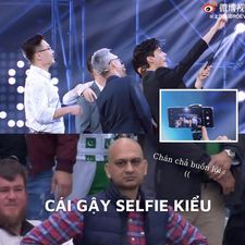 CĐM đã nhanh chóng chế ảnh biểu cảm của cây gậy selfie khi bị Cung Tuấn 'lạnh nhạt'. CĐM đã nhanh chóng chế ảnh biểu cảm của cây gậy selfie khi bị Cung Tuấn 'lạnh nhạt'.
