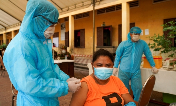 Binh sĩ Campuchia tiêm vaccine Covid-19 cho một người ở Phnom Penh. Ảnh: Reuters Binh sĩ Campuchia tiêm vaccine Covid-19 cho một người ở Phnom Penh. Ảnh: Reuters