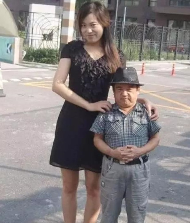 Tài tử lùn nhất Trung Quốc nhưng nổi tiếng đào hoa, cưới được 4 cô vợ trẻ đẹp 5 Tài tử lùn nhất Trung Quốc nhưng nổi tiếng đào hoa, cưới được 4 cô vợ trẻ đẹp 5