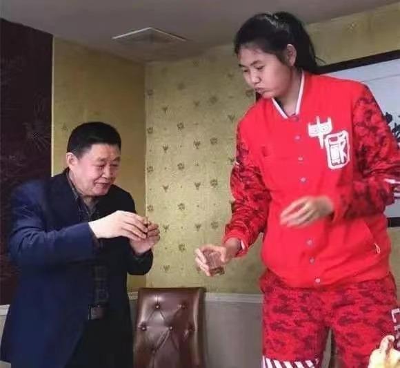 Cô bé 14 tuổi cao 2,27m lấn lướt huyền thoại Yao Ming, 'cân' cả đội bóng rổ của trường 1