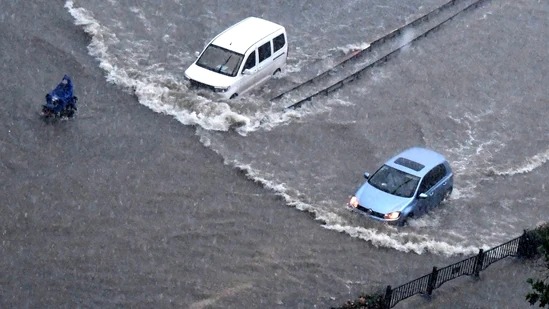 Các phương tiện vượt dòng nước lũ tại Trịnh Châu, thủ phủ tỉnh Hà Nam. Mưa lũ đã cướp đi ít nhất 12 người. Cảnh tượng người dân mắc kẹt trong tàu điện ngầm, xe cộ bị cuốn trôi và người bị kẹt lại tại công sở, trường học qua đêm đều được ghi nhận. Ảnh: AP
