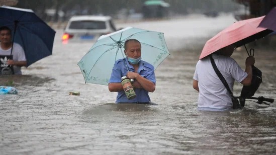 Lũ lụt lớn ở Trịnh Châu, Hà Nam khiến những người đi tàu điện ngầm chịu cảnh nước ngập đến thắt lưng. Ảnh: Reuters